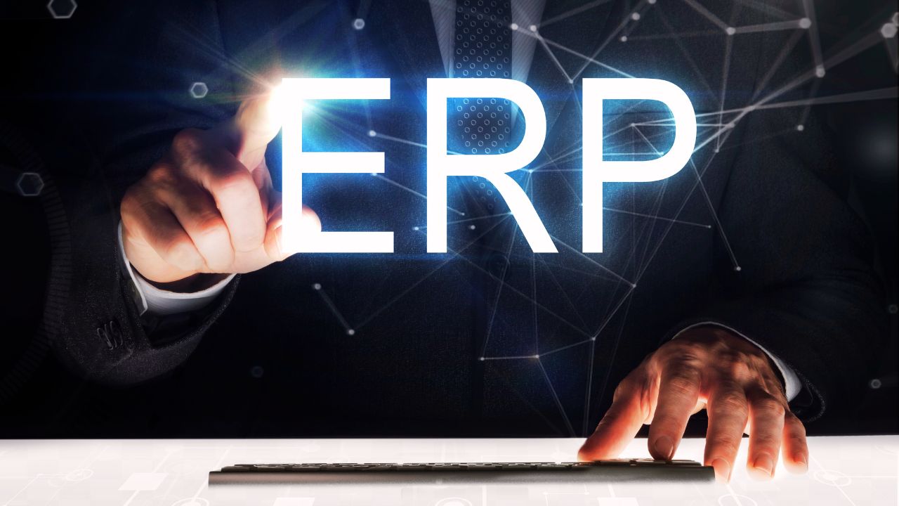 Geschäftsmann nutzt ERP-System zur Vorbereitung auf Black Friday Verkaufs-Peak