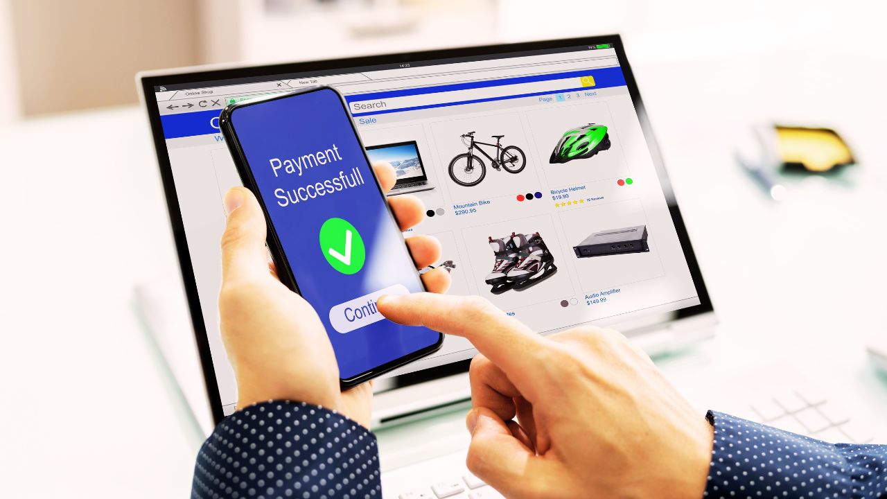 Bezahlbestätigung am Smartphone vor Webshop-Produktliste – symbolisiert Conversion Rate, Checkout und KPI-Messung.